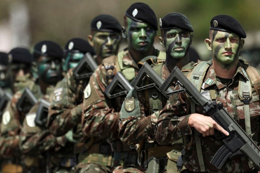 Foto de jovens servindo o alistamento militar obrigatório.