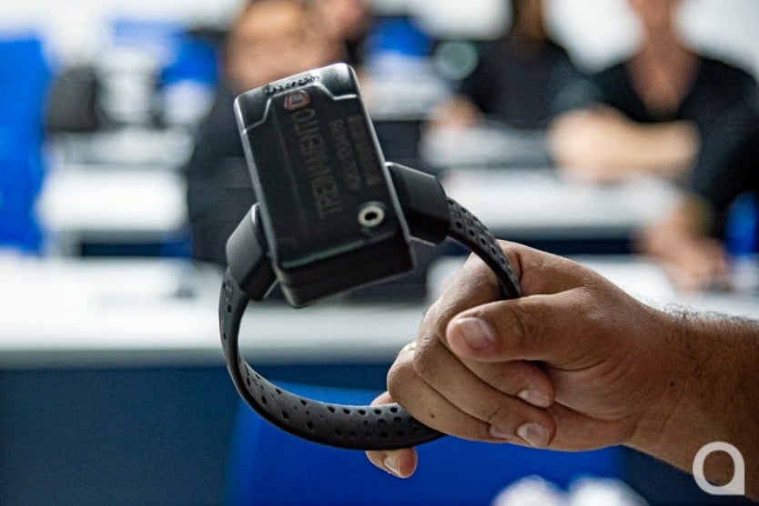 Foto de uma tornozeleira eletrônica para ilustrar a matéria onde um homem foi preso com bloqueador do aparelho em Ivaté.