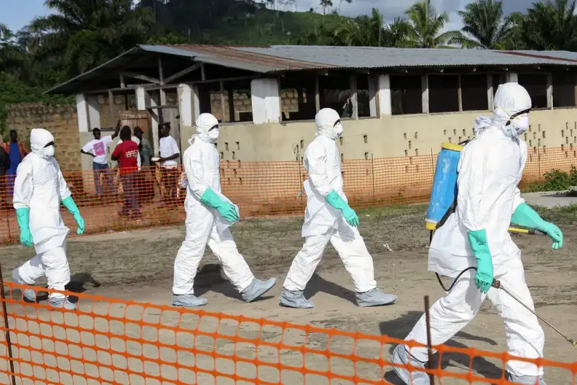 Equipes com EPIs durante atendimento a vítimas de ebola no Congo.