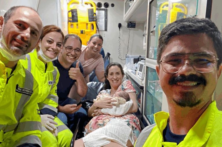 Equipe da concessionária faz parto dentro de ambulância na PR-323, em Perobal