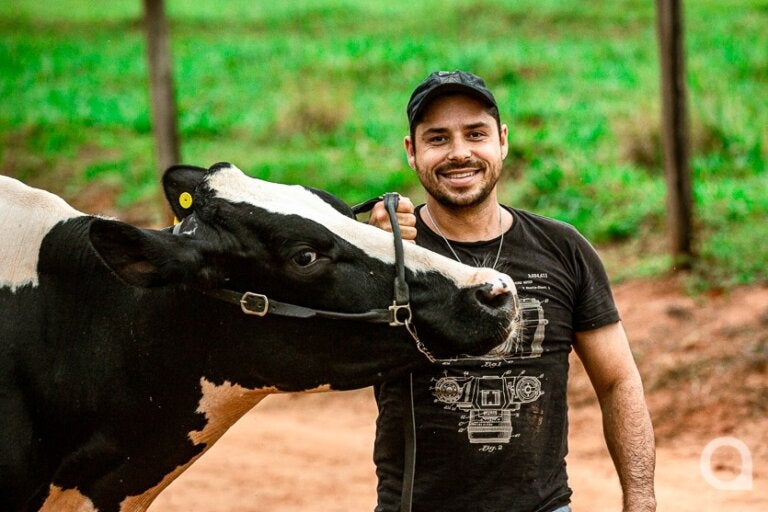 Saiba como vive Esmeralda, a vaca mais premiada da região