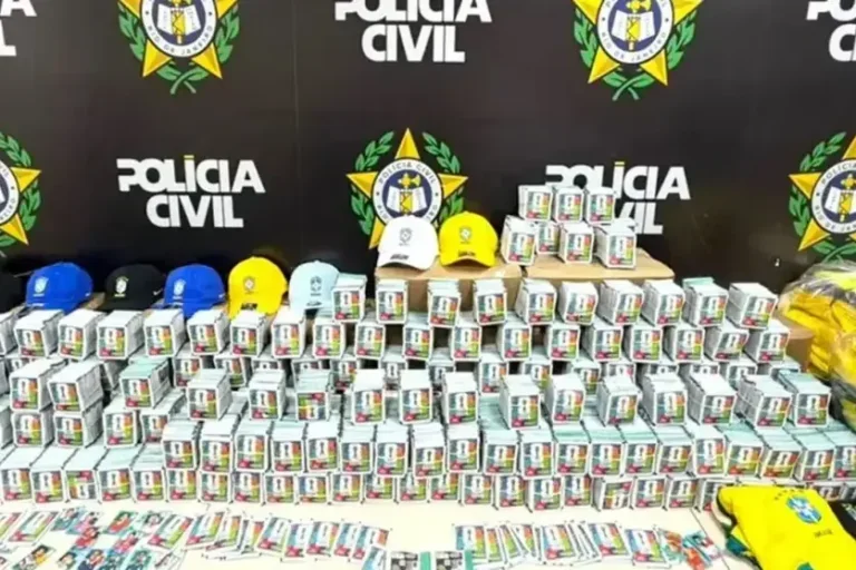 Figurinhas falsificadas em uma mesa da Polícia Civil.