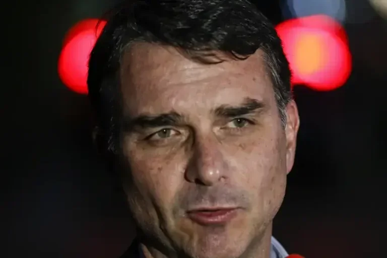 Flávio Bolsonaro admite cobrança a banqueiro e nega irregularidades
