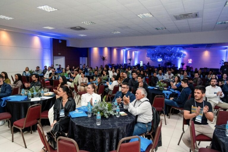 Foto de uma edição passada do Conecta Mais, que ocorrerá em maio de 2025 em Umuarama.