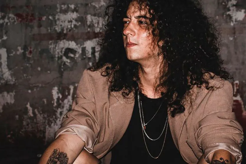 O escritor Luis Felipe Ampessan, de Umuarama, autor do livro “Símbolos de Homens Bêbados & Fogo Paciente – Linhas Inflamáveis”.