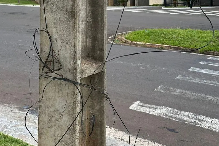 Fios iregulares presos a um poste em Umuarama.