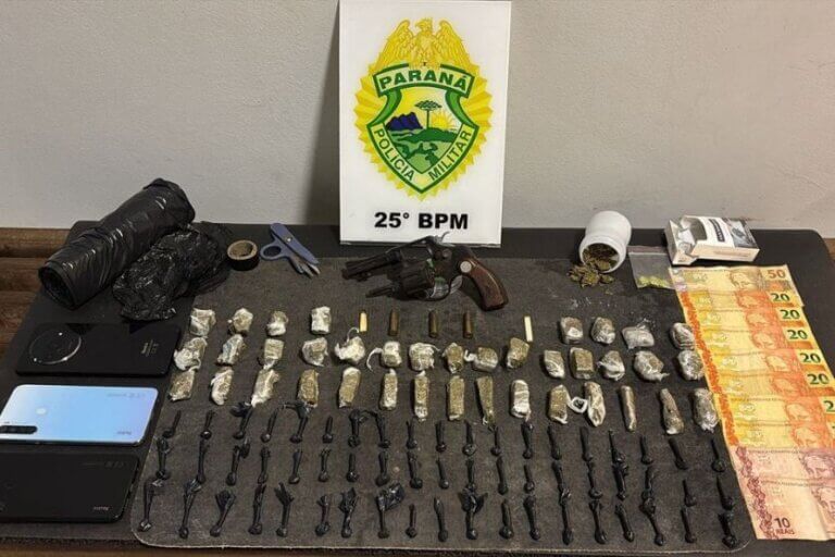 Polícia apreende drogas e arma após denúncia de tráfico no Parque Industrial, em Umuarama