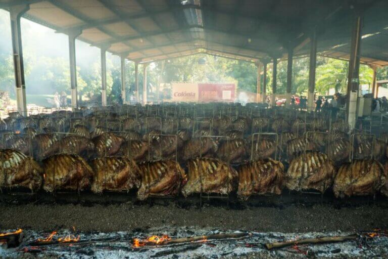 Com 20 toneladas de carne, festa busca manter título de maior churrasco do mundo