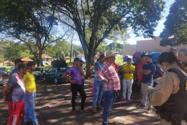 Polícia Militar acompanha ação social e negocia saída de grupo em Umuarama