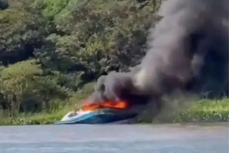 Lancha pega fogo no Rio Paraná durante feriado de 1º de maio
