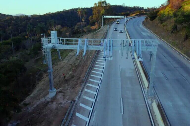 Suspensão de multas por pedágio eletrônico exige ação do motorista para regularização