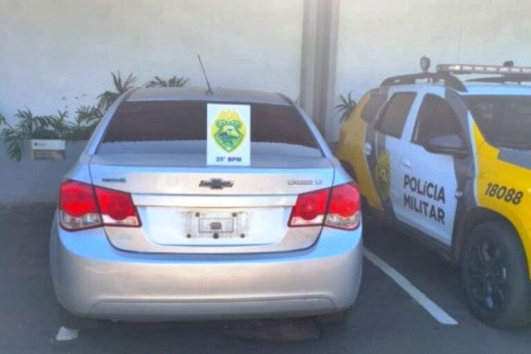 Proprietário encontra carro roubado após dica anônima no subúrbio de Umuarama