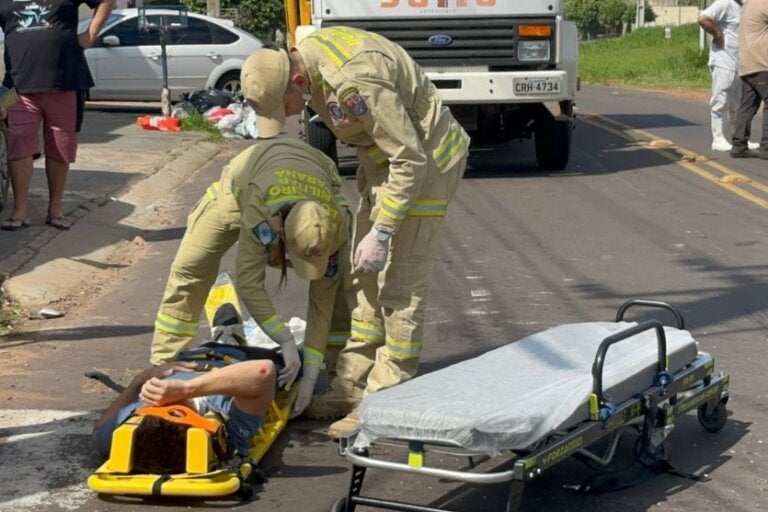 Motociclista sofre fratura exposta após colisão com caminhonete em Umuarama; vídeo