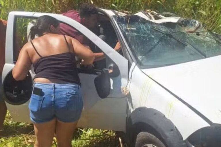 Jovem é encontrado vivo após três dias preso em caminhonete capotada