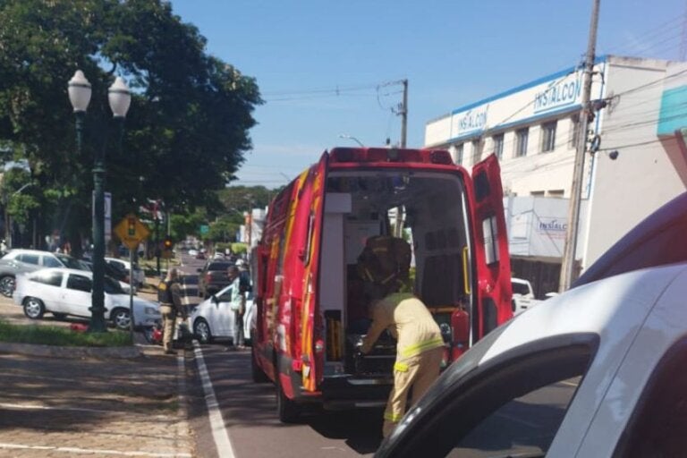 Motociclista de 70 anos fica ferido após colisão com carro na Castelo Branco