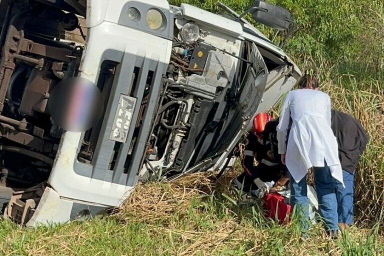 Motorista fica preso às ferragens após tombamento de carreta em Umuarama