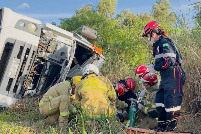 Resgate para salvar motorista após tombamento dura quase duas horas em Umuarama; vídeo