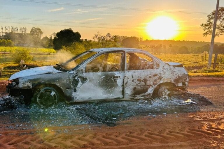 Carro é destruído por incêndio após pane mecânica em estrada rural de Iporã