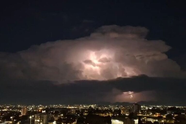 Altônia, Francisco Alves e Umuarama lideram descargas elétricas durante temporal; vídeo