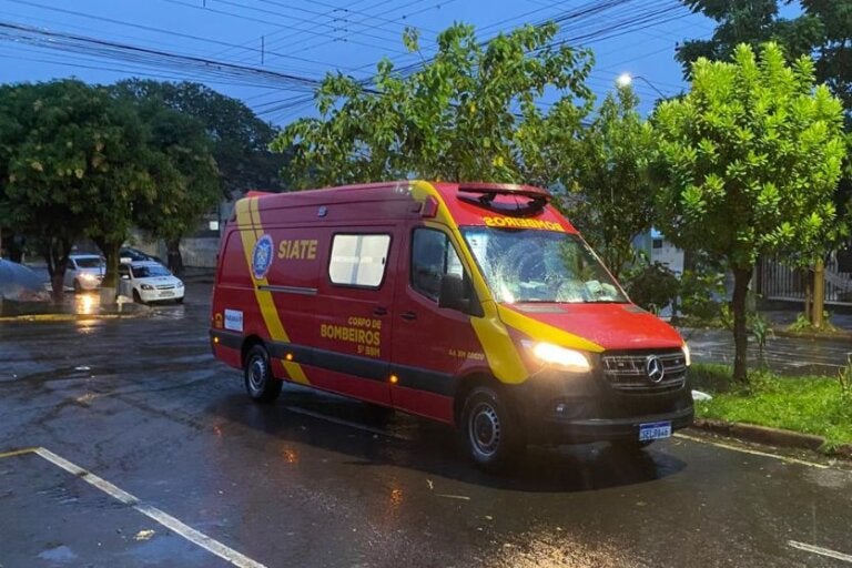 Homem é atropelado durante forte chuva em avenida de Umuarama