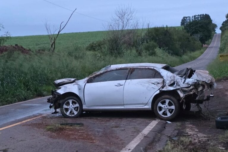 Motorista embriagado capota Corolla na PR-468 entre Umuarama e Mariluz