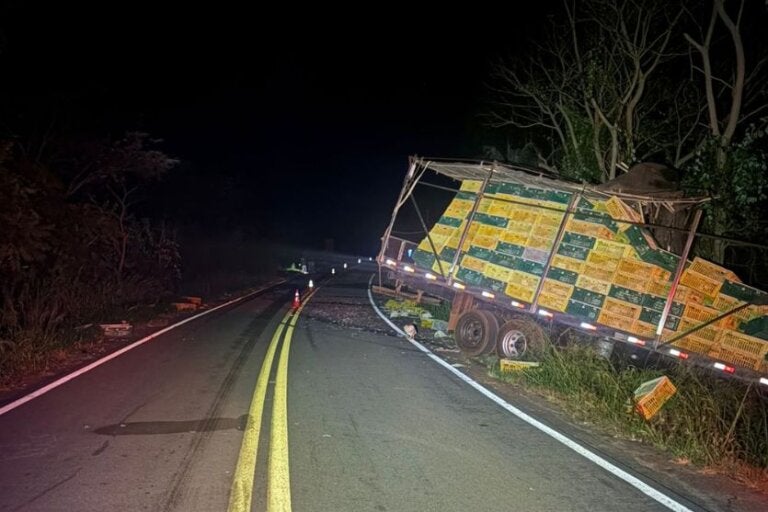 Colisão entre caminhões deixa dois feridos na PR-482, em Maria Helena