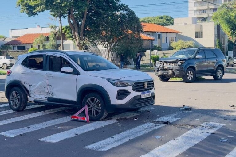 Motorista de aplicativo fica ferido após colisão entre SW4 e Pulse em Umuarama