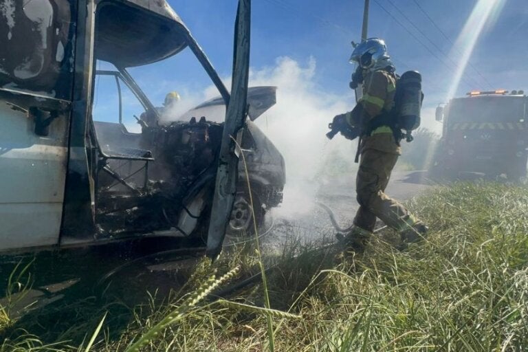 Van usada para entrega de marmitas é destruída pelo fogo em Umuarama; vídeo