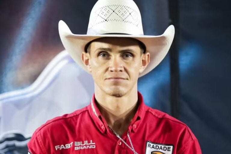 Campeão de rodeio e recém-casado, peão morre após ser pisoteado por touro; vídeo