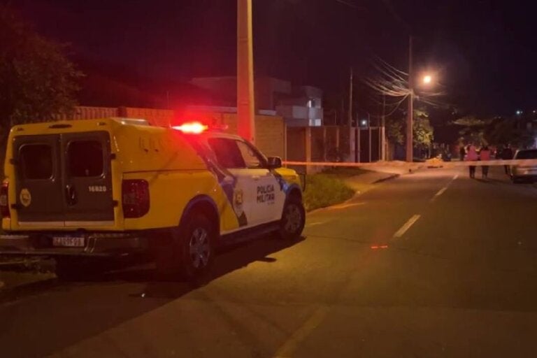 Policial reage à ação de assaltantes e mata suspeito durante confronto