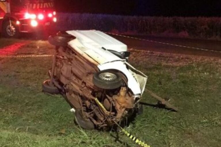 Caminhoneiro joga carreta contra carro da ex-companheira e mulher morre