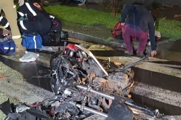 Após causar acidente com morte, motorista atira contra motoboys e imprensa