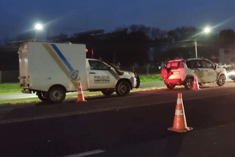 Após bater carro, motorista tenta atravessar rodovia e morre atropelado