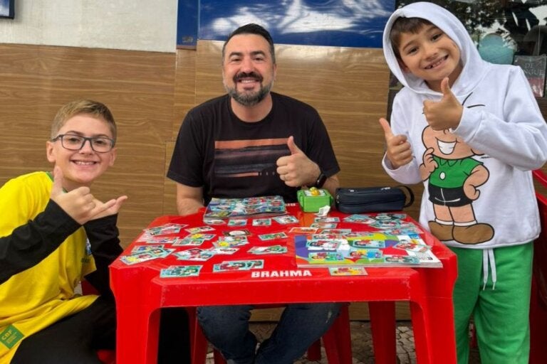 Troca de figurinhas da Copa transforma Umuarama em ponto de encontro entre gerações