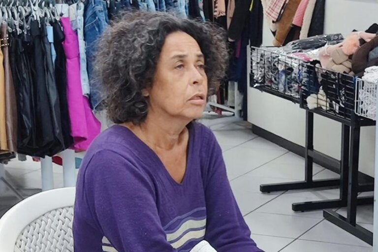 Equipe de loja acolhe mulher aparentemente perdida e procura familiares em Umuarama