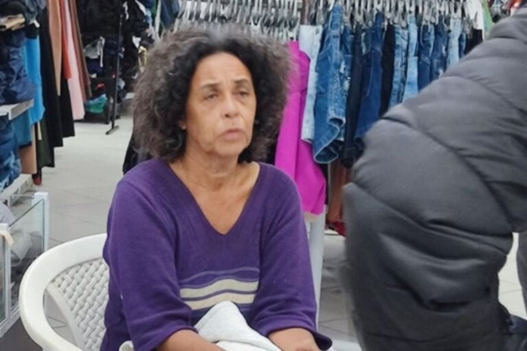 Mulher acolhida por funcionários de loja é encaminhada à assistência social em Umuarama