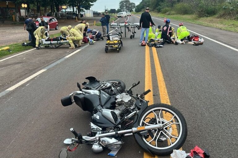 Acidente entre motocicletas deixa dois feridos graves na PR-323, em Umuarama; vídeo