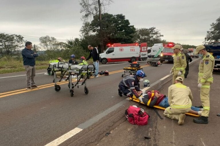 Câmera registra momento exato de grave colisão entre motocicletas na PR-323, em Umuarama