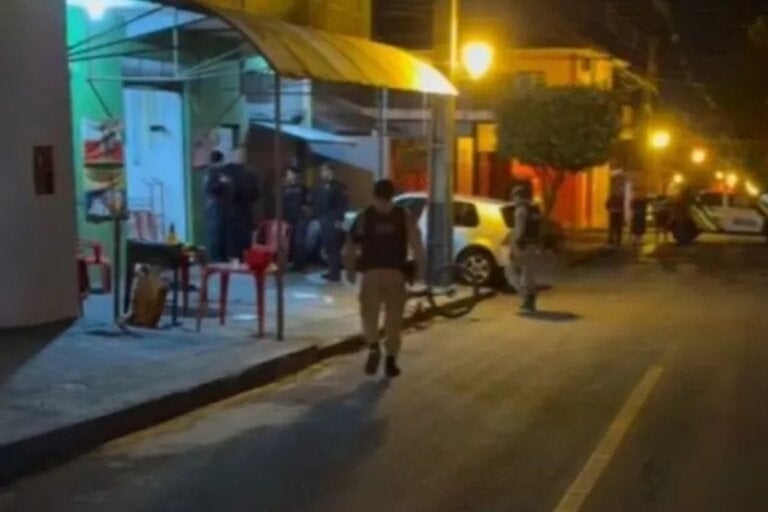 Atirador invade confraternização em bar, mata casal e deixa adolescente gravemente ferido
