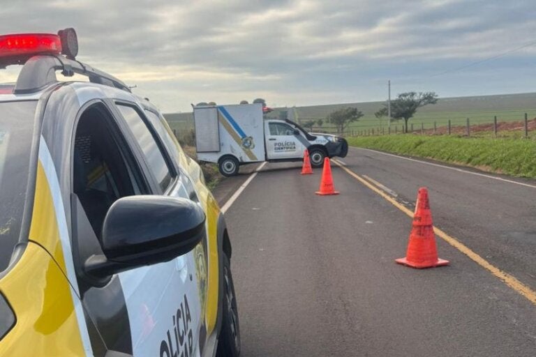 Motorista morre após carro sair da pista e capotar na PR-182, em Loanda