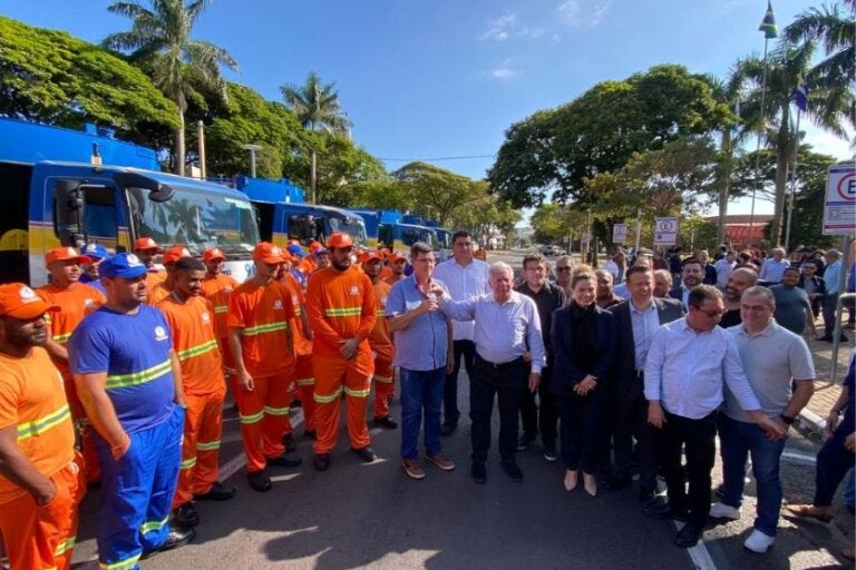 Scanavaca entrega caminhões e promete cortar gasto com coleta de lixo pela metade