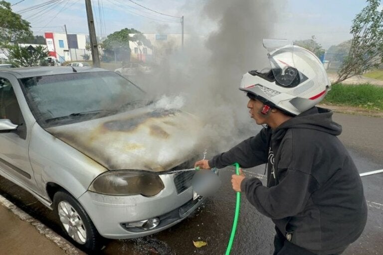 Incêndio atinge Fiat Palio próximo ao Restaurante Popular em Umuarama