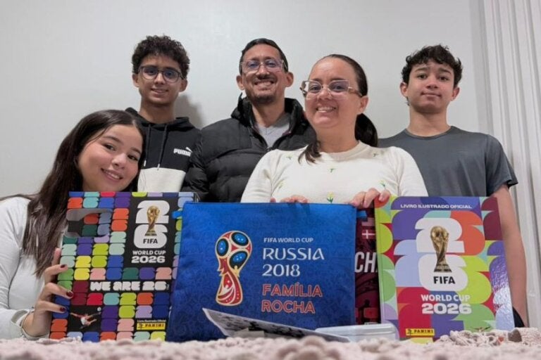 Entre pacotinhos e trocas, famílias transformam álbum da Copa em tradição afetiva