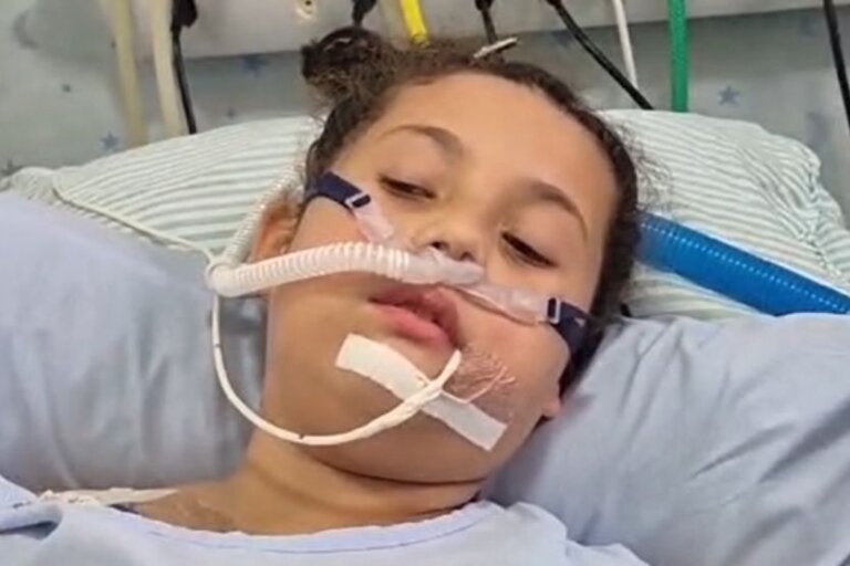Após dias na UTI e muitas orações, Laura tem intubação retirada e emociona pais; vídeo