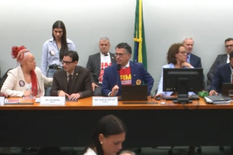 Comissão aprova PEC que reduz jornada e acaba com escala 6×1