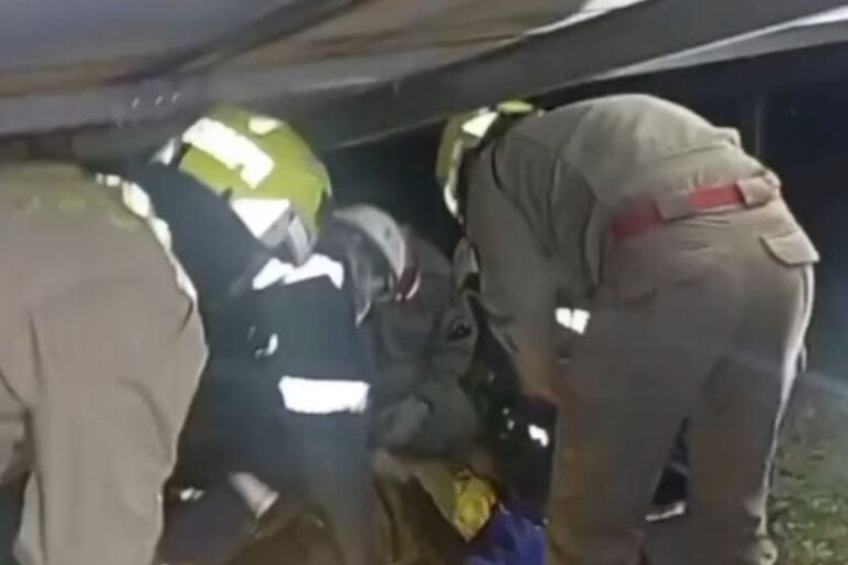 Equipes de emergência enfrentam dificuldades para resgatar vítima atacada por bovino