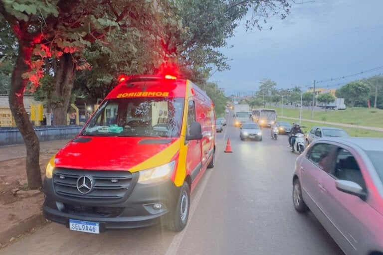 Motociclista fica ferido após bater na traseira de caminhão em avenida de Umuarama