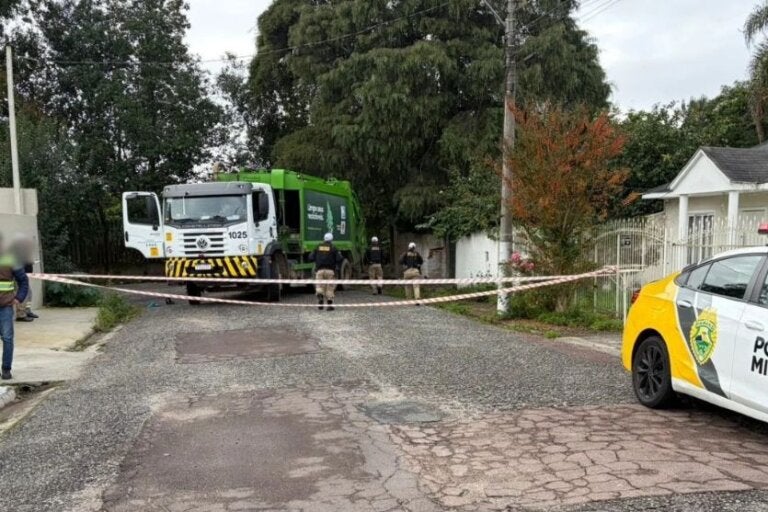 Coletor de lixo morre após ser esmagado por caminhão durante manobra