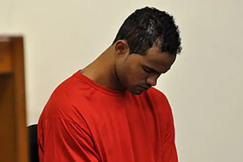 Foto do Goleiro Bruno durante uma audiência.