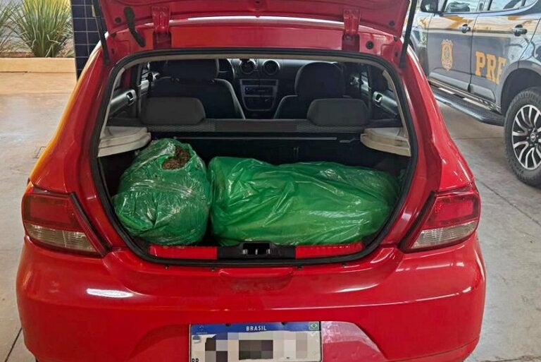 PRF prende motorista de aplicativo que transportava 34 kg de skunk em Icaraíma; vídeos